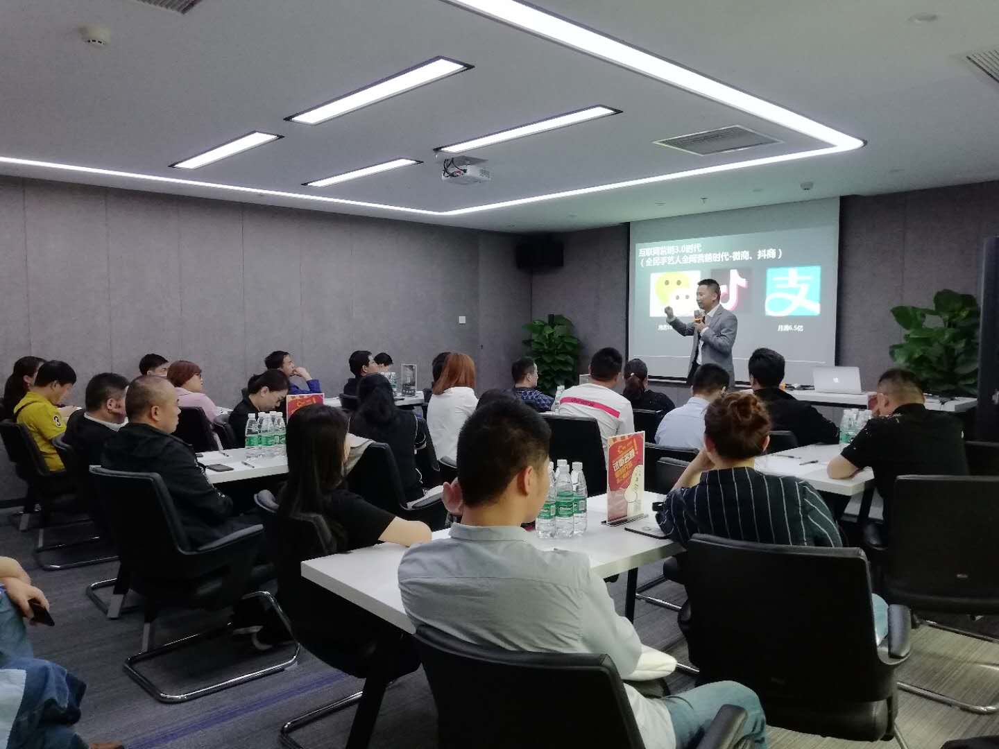 邹天伟:授课见证
